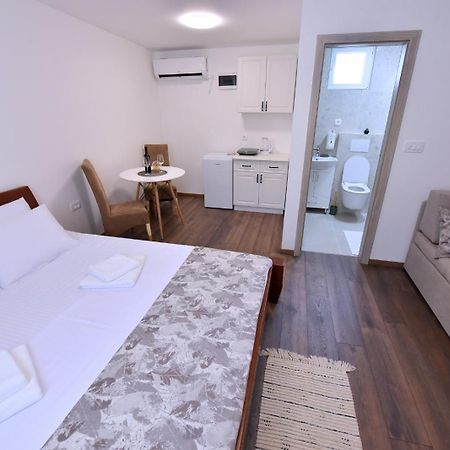 Airport Apartments Tri Hrasta Podgorica Eksteriør billede
