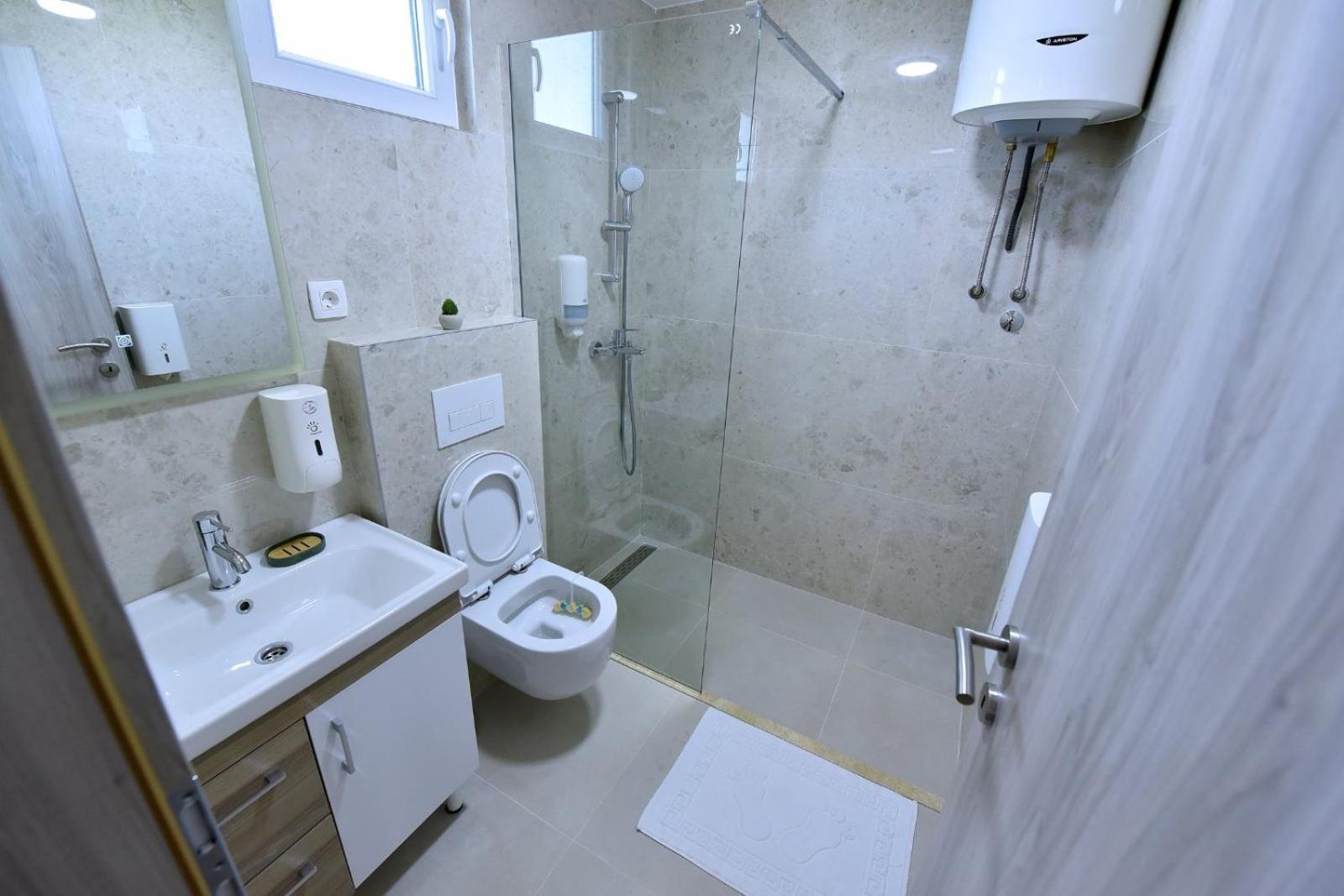 Airport Apartments Tri Hrasta Podgorica Eksteriør billede