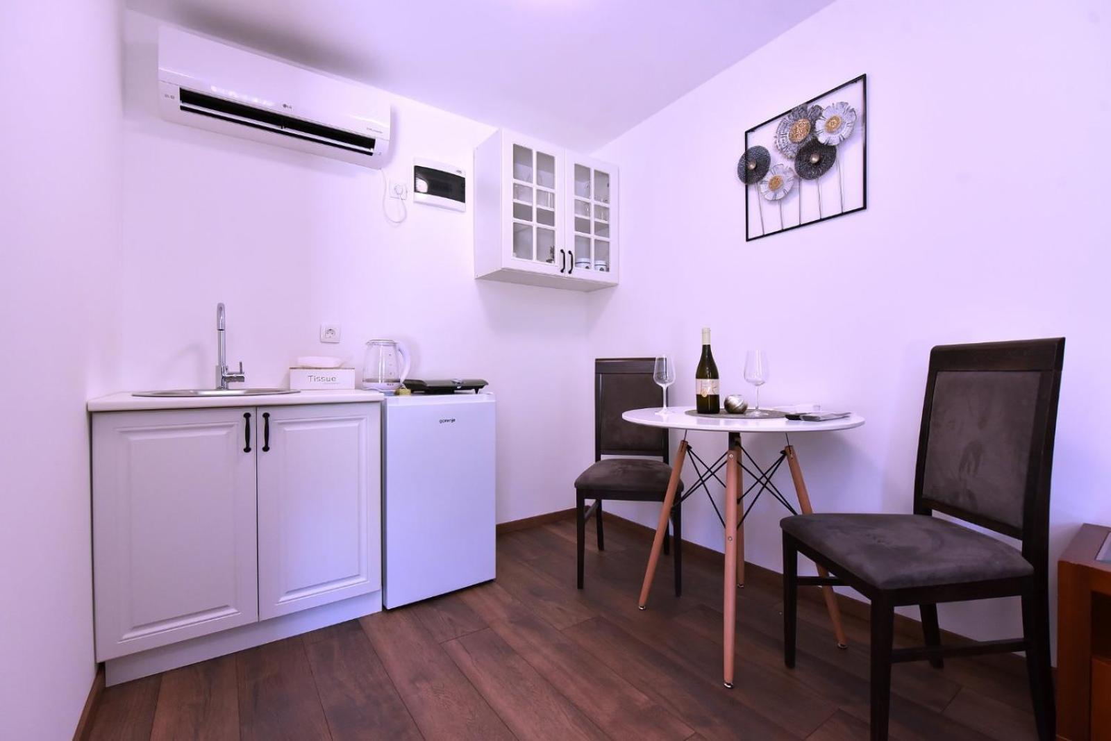 Airport Apartments Tri Hrasta Podgorica Eksteriør billede