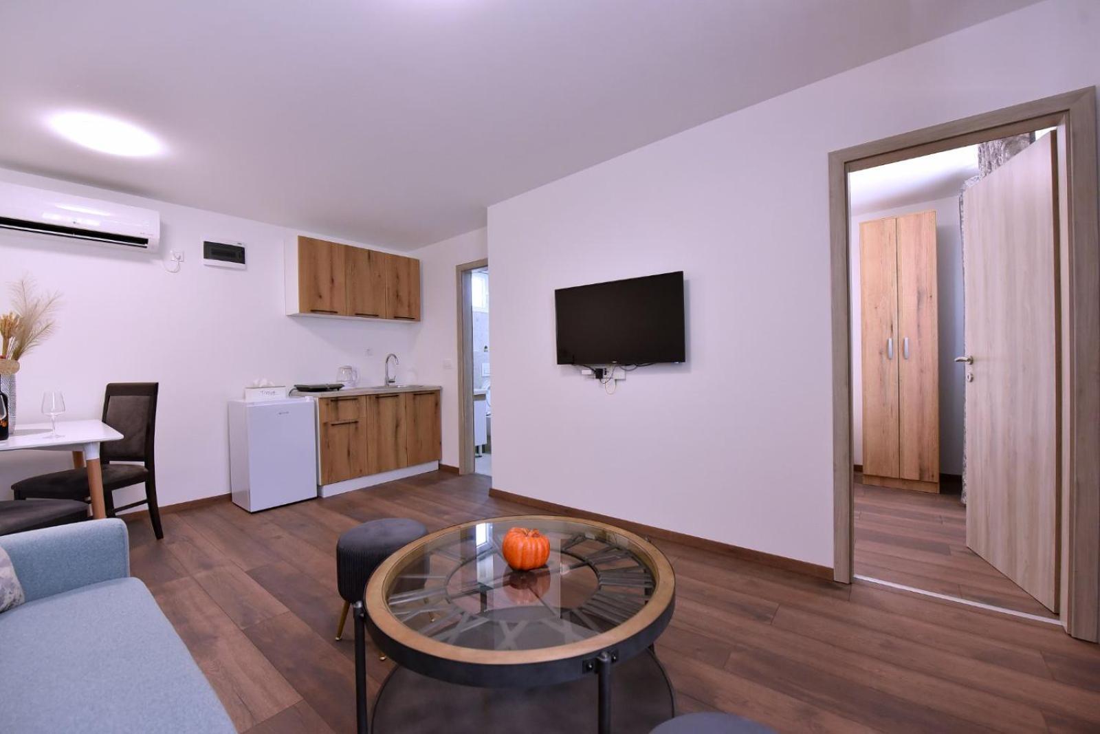 Airport Apartments Tri Hrasta Podgorica Eksteriør billede